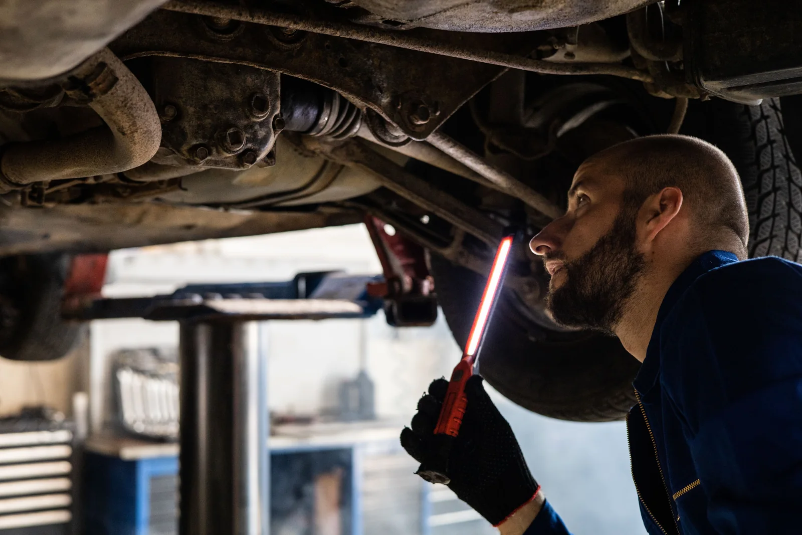 Underbody inspection in a professional workshop
